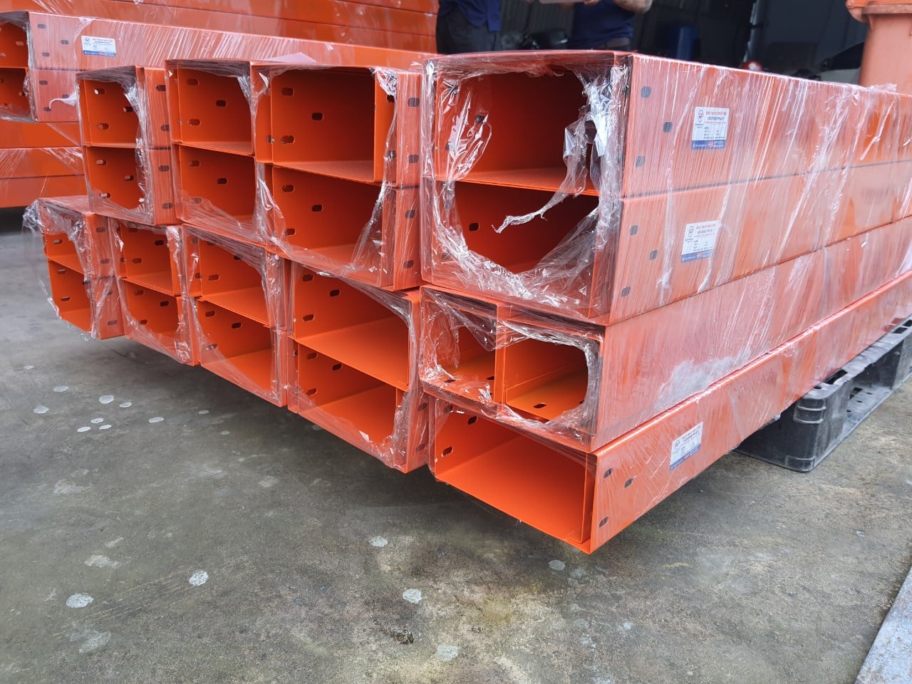máng W200x100